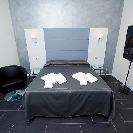 Grey&White Hotell Rom Rum bild