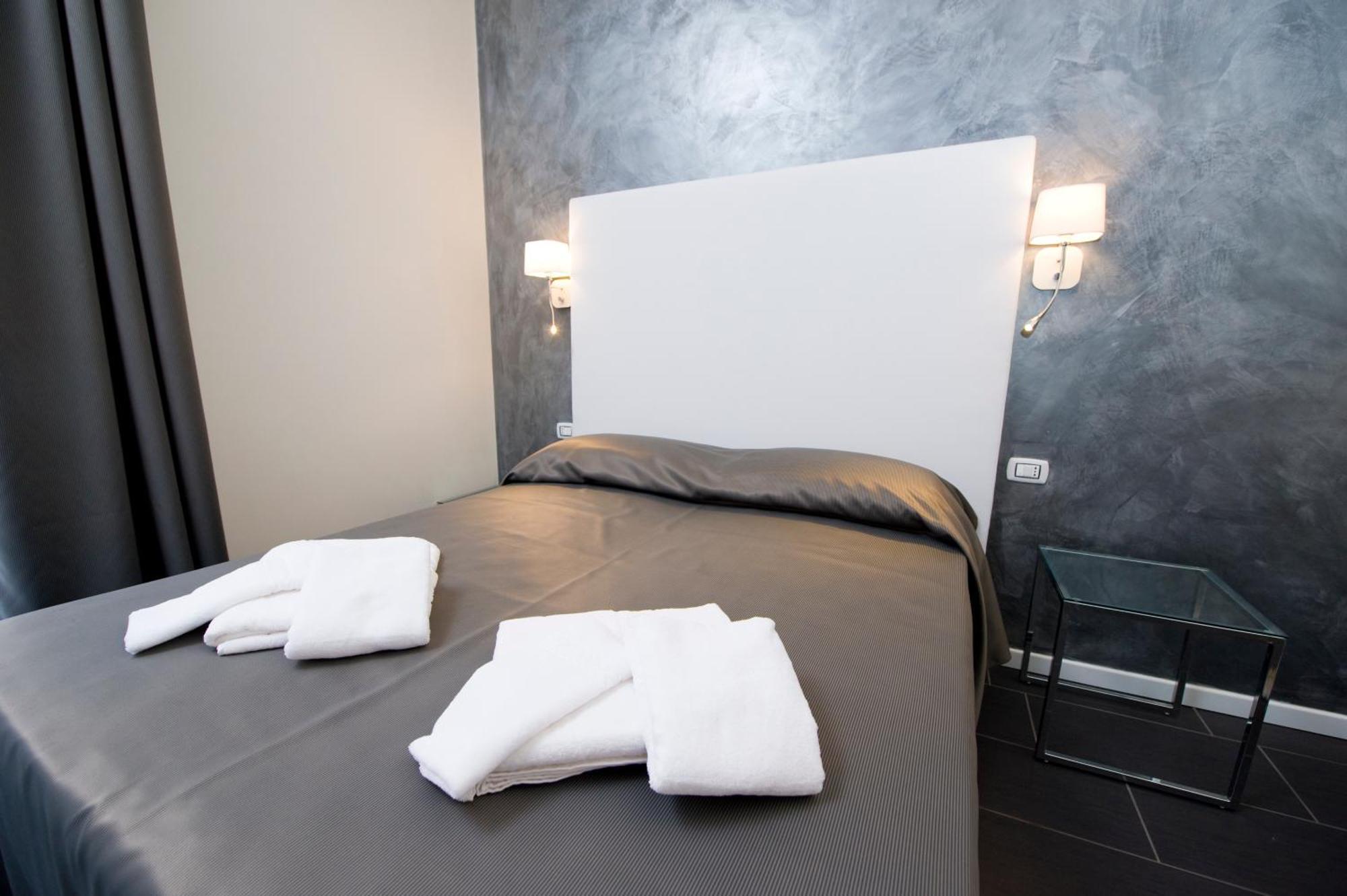 Grey&White Hotell Rom Rum bild