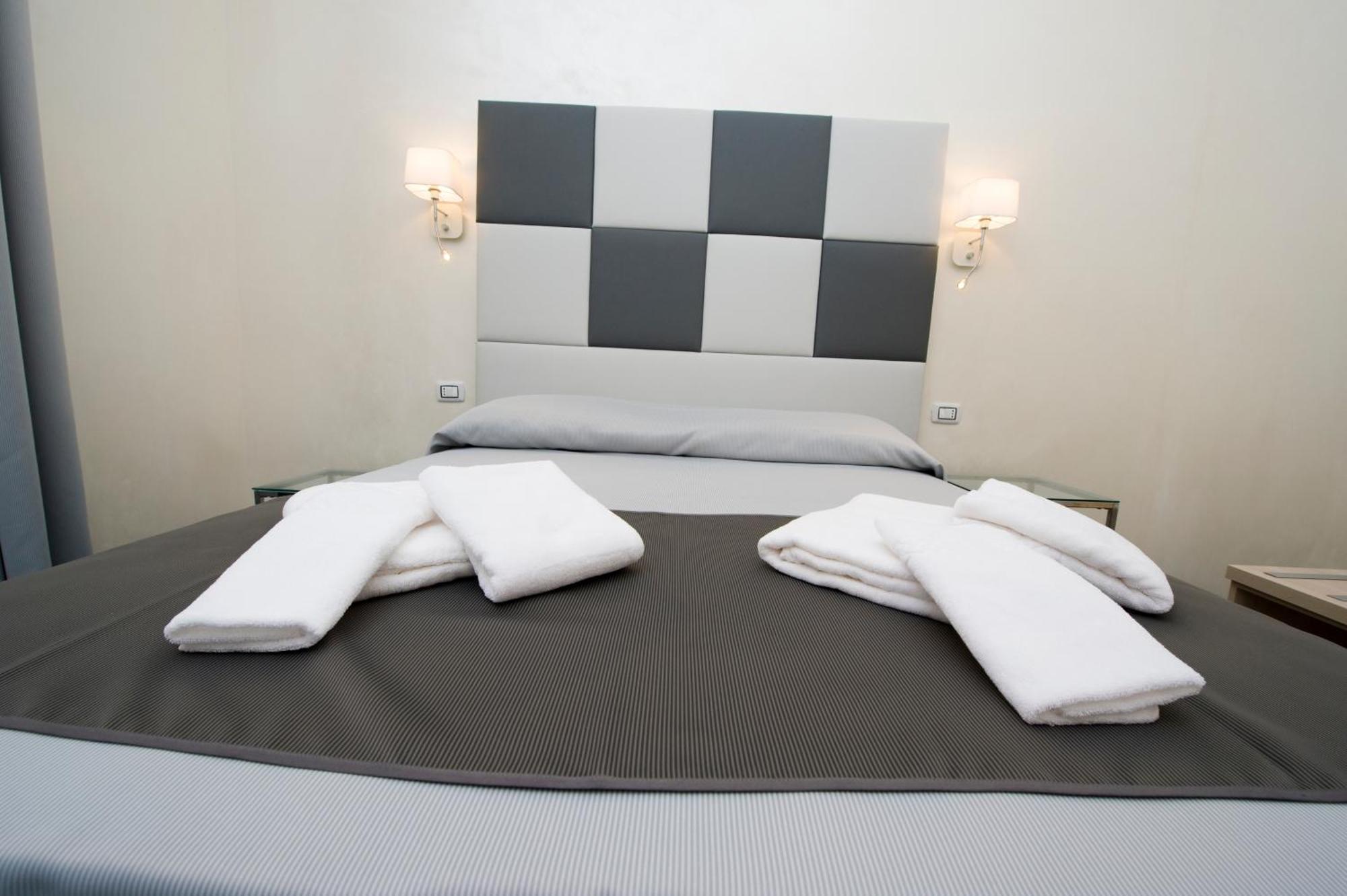 Grey&White Hotell Rom Rum bild