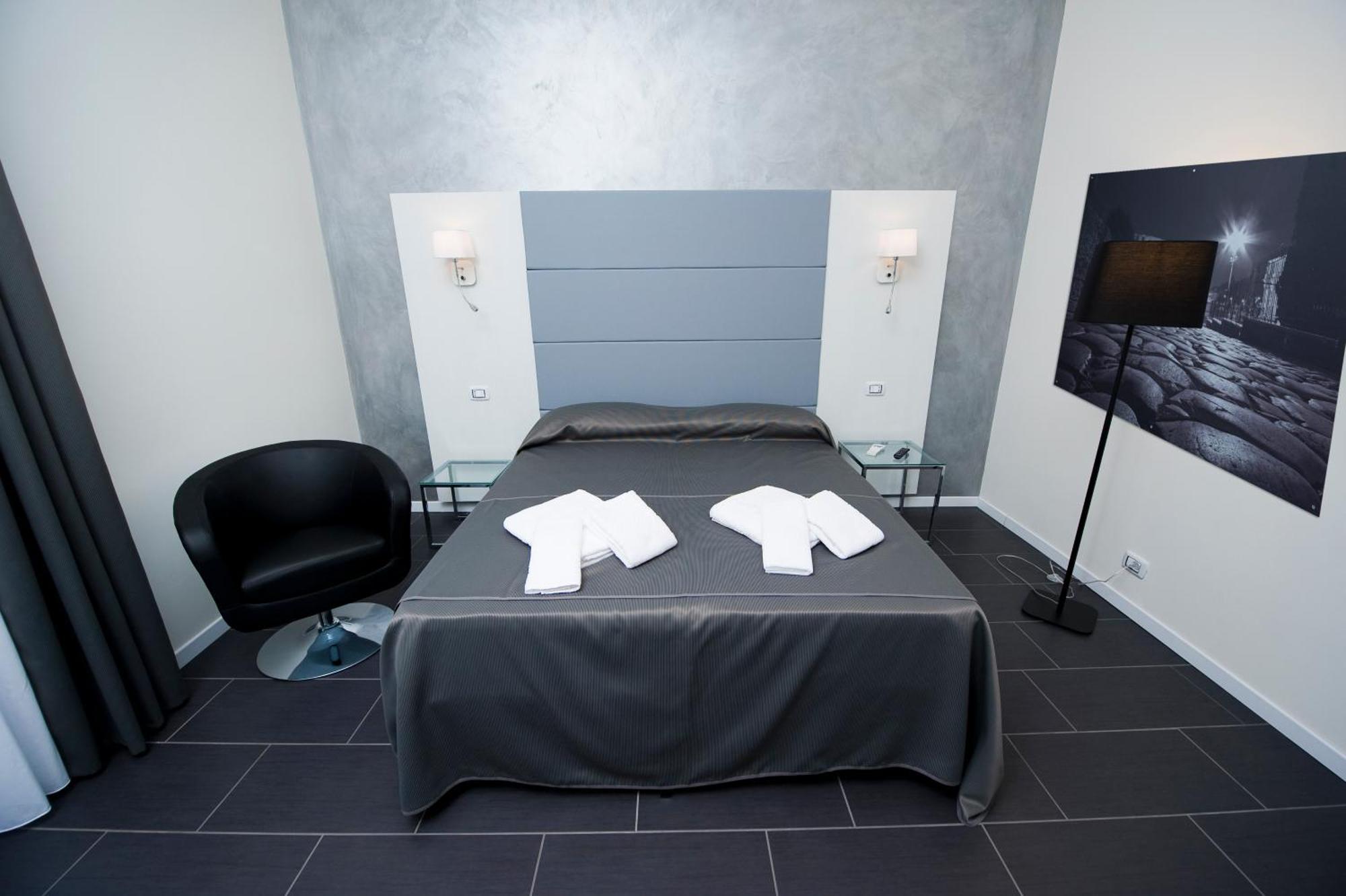 Grey&White Hotell Rom Rum bild