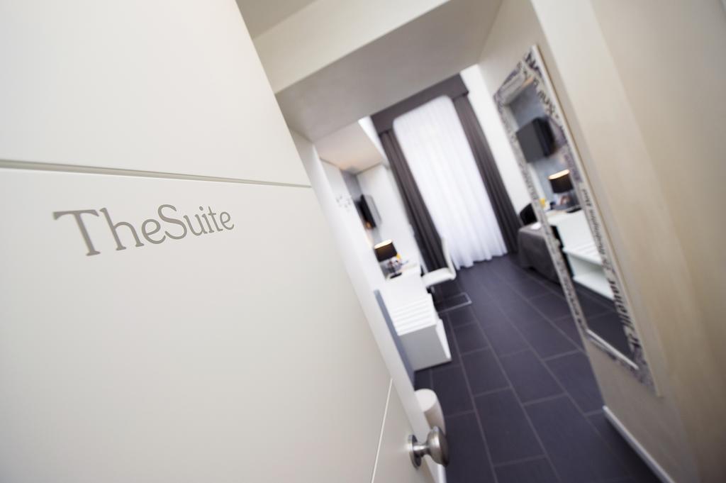 Grey&White Hotell Rom Rum bild